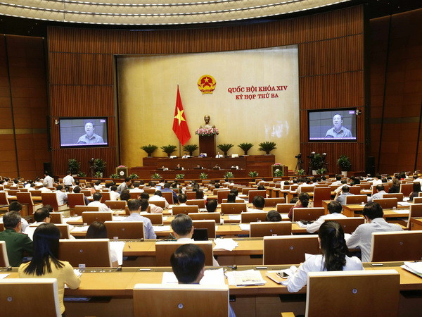 Toàn cảnh họp phiên toàn thể. (Ảnh: Văn Điệp/TTXVN) Các đại biểu Quốc hội thông qua dự thảo Luật Quản lý ngoại thương ảnh 1
