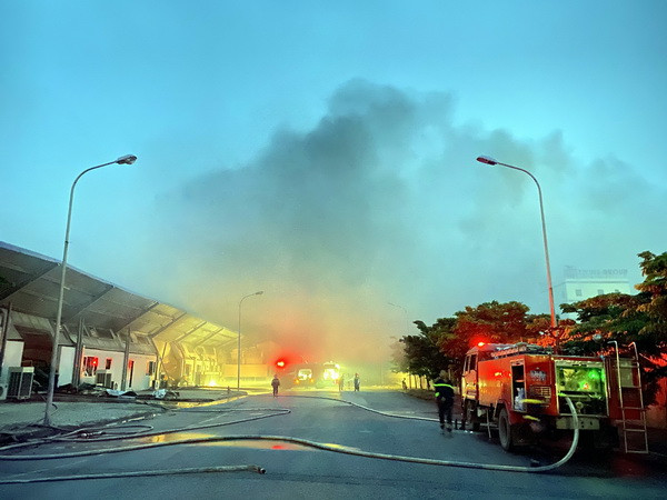Hải Dương: Khẩn trương dập tắt đám cháy tại Công ty TNHH Doosan ảnh 1
