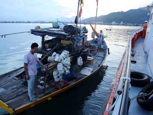 Lai dắt thành công tàu Đà Nẵng bị nạn về đất liền an toàn ảnh 1