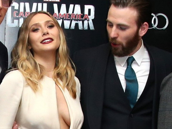 Captain America bị giễu vì khoảnh khắc nhìn ngực bạn diễn ảnh 1