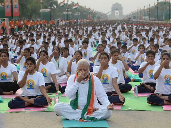 Thủ tướng Ấn Độ Narendra Modi (giữa) tham gia trình diễn Yoga tại New Delhi trong Ngày Quốc tế Yoga. (Nguồn: AFP/TTXVN) Yoga sẽ là môn học bắt buộc tại các trường công ở Ấn Độ ảnh 1
