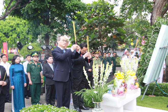 Dâng hương tưởng niệm nhân 100 năm ngày sinh Chủ tịch nước Lê Đức Anh ảnh 1
