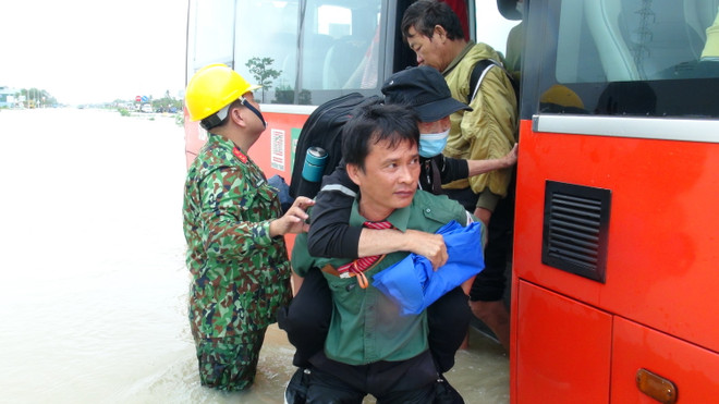 Khánh Hòa: Quân đội ứng cứu khách bị mắc kẹt trên xe buýt do mưa lũ ảnh 2