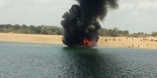 Một chiếc thuyền chở 100 du khách bốc cháy tại Nam Ấn Độ ảnh 1
