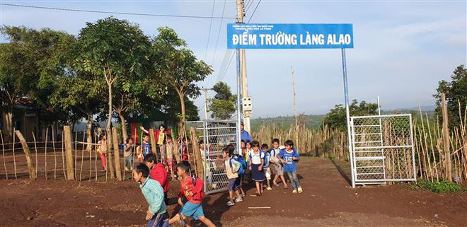 Thầy Chhỡi 35 năm ''cõng'' chữ về với học sinh vùng sâu ảnh 2