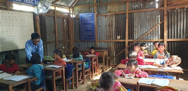 Thầy Chhỡi 35 năm ''cõng'' chữ về với học sinh vùng sâu ảnh 3