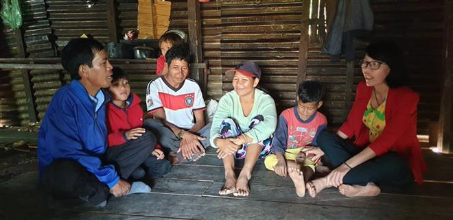 Thầy Chhỡi 35 năm ''cõng'' chữ về với học sinh vùng sâu ảnh 1