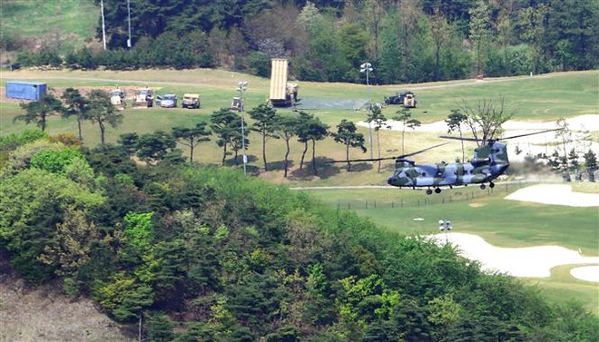 Hệ thống phòng thủ tên lửa tầm cao giai đoạn cuối (THAAD) của Mỹ được triển khai tại căn cứ Seongju, tỉnh Bắc Gyeongsang, Hàn Quốc. (Ảnh: AFP/TTXVN) Hàn Quốc và Mỹ tiến hành tập trận phòng thủ tên lửa ảnh 1