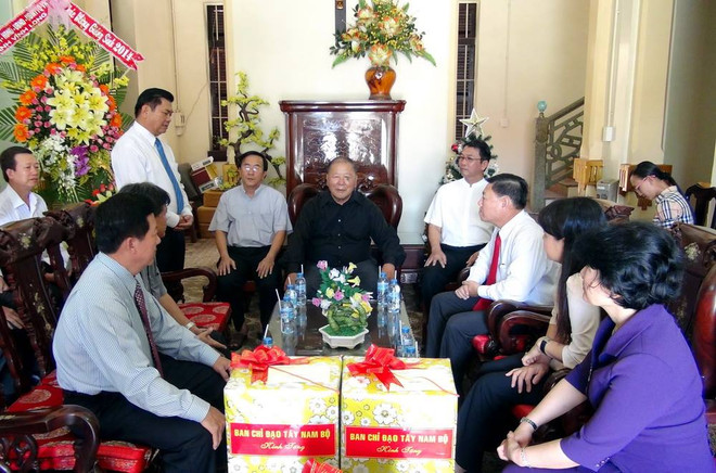 Đoàn đến thăm, chúc mừng và tặng quà nhân lễ Giáng sinh tại Tòa Giám mục Giáo phận Vĩnh Long. (Ảnh: Phạm Minh Tuấn/TTXVN) Ban Chỉ đạo Tây Nam bộ chúc mừng Giáng sinh giáo dân Vĩnh Long ảnh 1