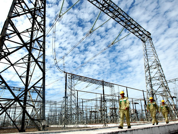 Công nhân vận hành trạm biến áp 500kV Pleiku kiểm tra độ an toàn thiết bị của trạm. (Ảnh: Ngọc Hà/TTXVN) Nhập khẩu năng lượng từ Lào: Đầu tư hệ thống truyền tải điện ảnh 1