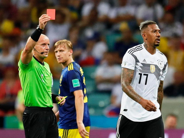 Cựu tuyển thủ MU Gary Neville và Roy Keane chê bai Jerome Boateng ảnh 1