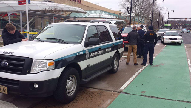 Trung tâm mua sắm gần Lầu Năm Góc phải sơ tán do đe dọa đánh bom ảnh 1