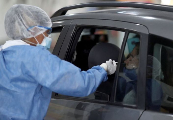 Lấy mẫu xét nghiệm COVID-19 cho người dân tại Buenos Aires. (Nguồn: Reuters) Argentina phát hiện biến thể mới của virus SARS-CoV-2 nguồn gốc Brazil ảnh 1