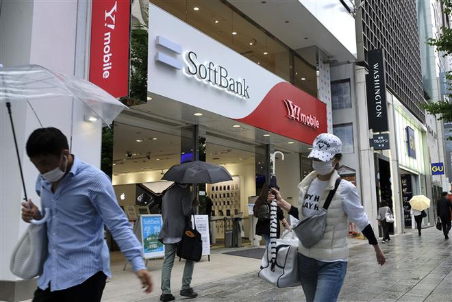 Một cửa hàng của SoftBank tại Tokyo, Nhật Bản. (Ảnh: AFP/TTXVN) Lợi nhuận ròng cuối năm 2020 của SoftBank tăng vọt lên 11,1 tỷ USD ảnh 1