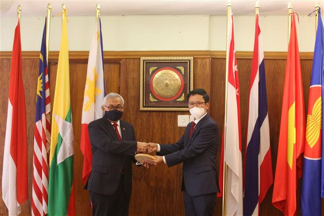 Đại sứ Việt Nam Hoàng Văn Lợi (phải) bàn giao vai trò Chủ tịch Ủy ban ASEAN tại Pretoria (APC) 2021 cho Đại sứ Indonesia Salman Al Farisi (trái). (Ảnh: Đình Lượng/TTXVN) Ủy ban ASEAN tại Pretoria đánh giá cao đóng góp của Việt Nam ảnh 1