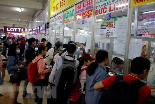 Hành khách mua vé về quê tại bến xe Miền Đông. (Ảnh: Hoàng Hải/TTXVN) TP Hồ Chí Minh kiểm tra vận tải hành khách trong dịp 2/9 ảnh 1