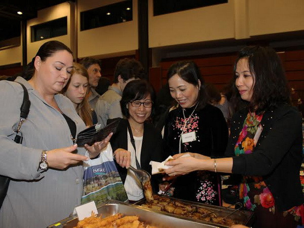 Việt Nam thành công kép tại Hội chợ Phu nhân, phu quân ngoại giao ảnh 1