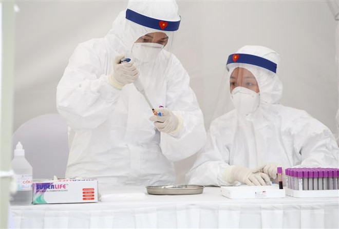 Cho phép cơ sở y tế tư nhân thực hiện xét nghiệm chẩn đoán COVID-19 ảnh 1