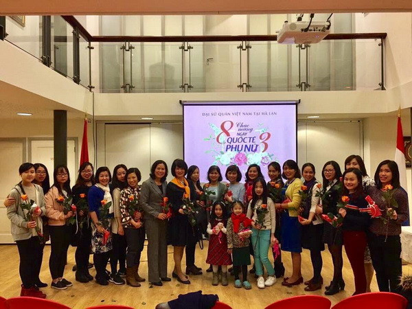 Gặp mặt các nữ Việt kiều tại Hà Lan nhân ngày Quốc tế phụ nữ ảnh 1