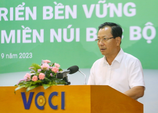 Ông Hoàng Quốc Khánh, Phó Chủ tịch Thường trực UBND tỉnh Lào Cai trình bày tham luận về phát triển hạ tầng giao thông vùng trung du và miền núi Bắc bộ, tạo cơ hội giao thương, xúc tiến đầu tư, nhìn từ thực tiễn tại Lào Cai. (Ảnh: Tuấn Đức/TTXVN) Mở rộng luồng đầu tư phát triển bền vững vào Trung du, miền núi Bắc Bộ ảnh 2