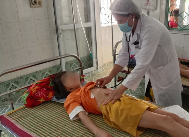 Cán bộ Y tế thăm khám, điều trị cho các bệnh nhi bị ngộ độc ở tỉnh Cao Bằng. (Ảnh: TTXVN phát) Cao Bằng: 13 học sinh tiểu học nghi bị ngộ độc thực phẩm ảnh 1
