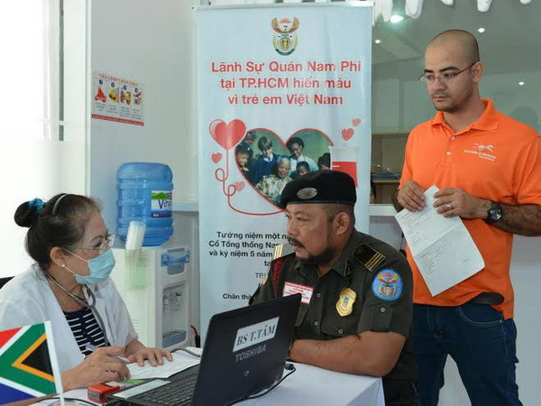 Hiến máu nhân đạo kỷ niệm ngày mất cố Tổng thống Mandela ảnh 1