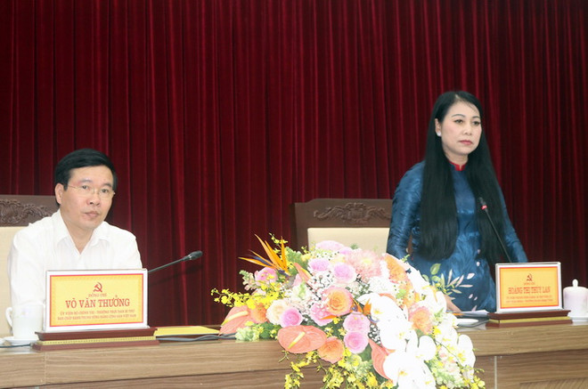 Bà Hoàng Thị Thúy Lan, Ủy viên Trung ương Đảng, Bí thư Tỉnh ủy, Chủ tịch HĐND tỉnh Vĩnh Phúc phát biểu tại buổi làm việc của Đoàn công tác với Tỉnh ủy Vĩnh Phúc. (Ảnh: Nguyễn Trọng Lịch/TTXVN) ‘Vĩnh Phúc là điển hình trong phòng chống dịch, phát triển KT-XH’ ảnh 2