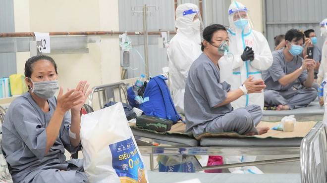 Các bệnh nhân tại Bệnh viện Dã chiến thu dung và điều trị số 1 Thành phố Hồ Chí Minh. (Ảnh: HDCD/TTXVN phát) Thích ứng an toàn với COVID-19: Phòng dịch tốt, không phải chống dịch ảnh 1