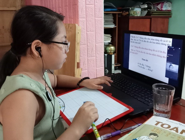 Học sinh trường Tiểu học Võ Thị Sáu, quận Hải Châu học trực tuyến. (Ảnh: TTXVN phát) Đà Nẵng cho phép học sinh, giáo viên trở về đợt 1 từ ngày 29/9-6/10 ảnh 1