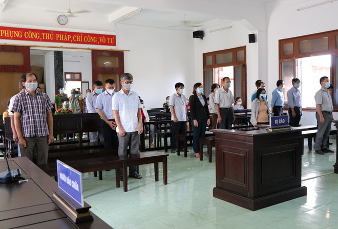 Các bị cáo tại phiên tòa. (Ảnh: Phạm Cường/TTXVN) Phú Yên xét xử sơ thẩm 18 bị cáo trong vụ làm lộ đề thi công chức ảnh 1