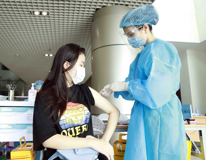 Tiêm vaccine cho người trên 18 tuổi. (Ảnh: Hoàng Hùng/TTXVN) Thích ứng an toàn với COVID-19: Phòng dịch tốt, không phải chống dịch ảnh 3