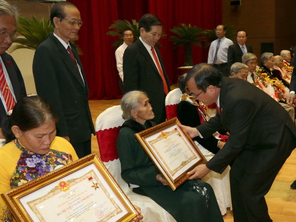 Trà Vinh phong, truy tặng danh hiệu cho 165 mẹ Việt Nam anh hùng ảnh 1