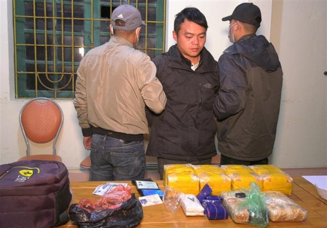 Lào Cai bắt đối tượng vận chuyển trái phép 66.000 viên ma túy tổng hợp ảnh 1
