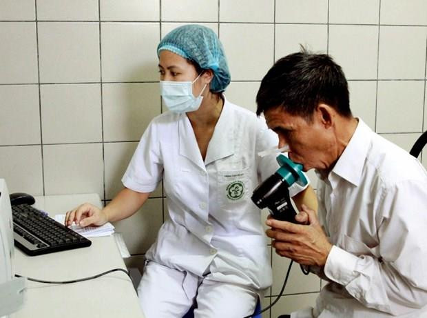 Điều trị cho bệnh nhân mắc bệnh phổi tắc nghẽn mạn tính. (Ảnh: Dương Ngọc/TTXVN) Gian nan trong công tác cai nghiện thuốc lá tại Việt Nam ảnh 1