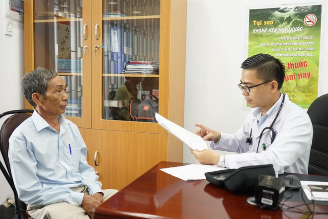 Bác sỹ tư vấn cho người nghiện thuốc lá tại Bệnh viện Nhân dân Gia Định Thành phố Hồ Chí Minh. (Ảnh: Đinh Hằng/TTXVN) Gian nan trong công tác cai nghiện thuốc lá tại Việt Nam ảnh 2