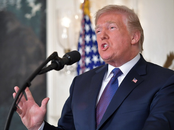 21 giờ ngày 13/4, từ Phòng Ngoại giao của Nhà Trắng, Tổng thống Mỹ Donald Trump ra lệnh tấn công Syria. (Nguồn: AFP/TTXVN) Tổng thống Mỹ điện đàm với lãnh đạo Anh, Pháp về cuộc không kích Syria ảnh 1