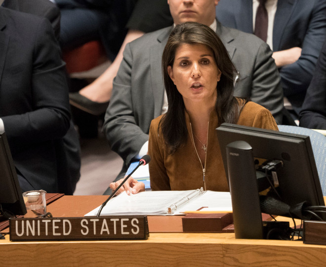 Đại sứ Mỹ tại Liên hợp quốc Nikki Haley. (Nguồn: AFP/TTXVN) Mỹ cảnh báo sẽ lại tấn công nếu Syria tiếp tục sử dụng vũ khí hóa học ảnh 1