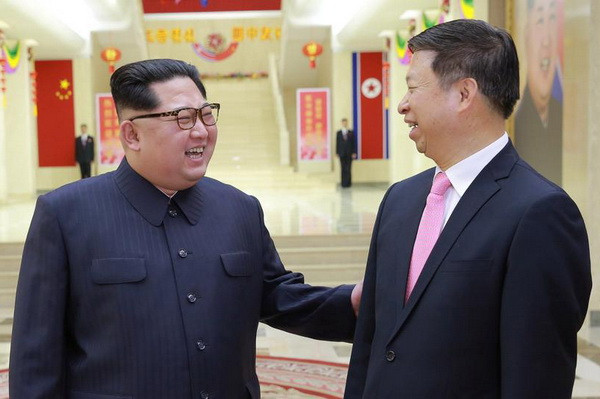 Nhà lãnh đạo Triều Tiên Kim Jong-un tiếp thân mật Trưởng Ban Liên lạc đối ngoại trung ương Đảng Cộng sản Trung Quốc Tống Đào. (Nguồn: Reuters) Nhà lãnh đạo Triều Tiên kêu gọi tăng cường quan hệ với Trung Quốc ảnh 1