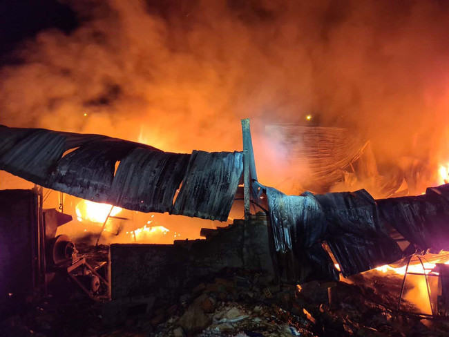 Gia Lai: Hỏa hoạn thiêu rụi nhà kho bao bì, thiệt hại hàng tỷ đồng ảnh 1