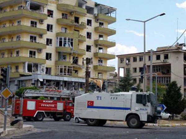 Đánh bom đồn cảnh sát Thổ Nhĩ Kỳ, gần 30 người thương vong ảnh 1