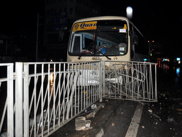 Xe khách bất ngờ mất lái khi lao xuống dốc cầu Bãi Cháy ảnh 1