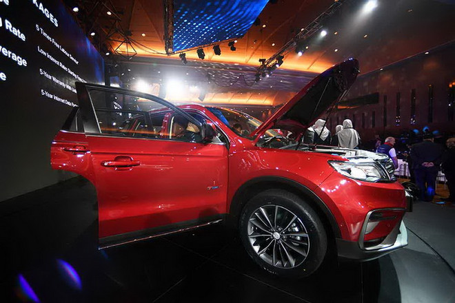 Mẫu SUV Proton X70 2019 được tiết lộ trong buổi lễ ra mắt chính thức tại Kuala Lumpur vào ngày 12/12/2018. (Nguồn: AFP) Malaysia khởi động sáng kiến mới thúc đẩy ngành ôtô nội địa ảnh 1