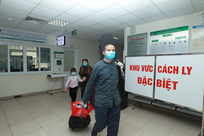 [Photo] Hà Nội: 30 người về từ tâm dịch Vũ Hán được xuất viện ảnh 2