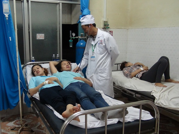 Bình Phước: Hơn 30 công nhân bị ngộ độc sau bữa ăn trưa ảnh 1