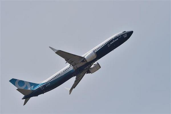 Máy bay Boeing 737 MAX 9 trưng bày tại Triển lãm hàng không quốc tế Paris, Pháp. (Nguồn: AFP/TTXVN) Phi công Mỹ: Cần nâng cao chương trình huấn luyện lái Boeing 737 MAX ảnh 1