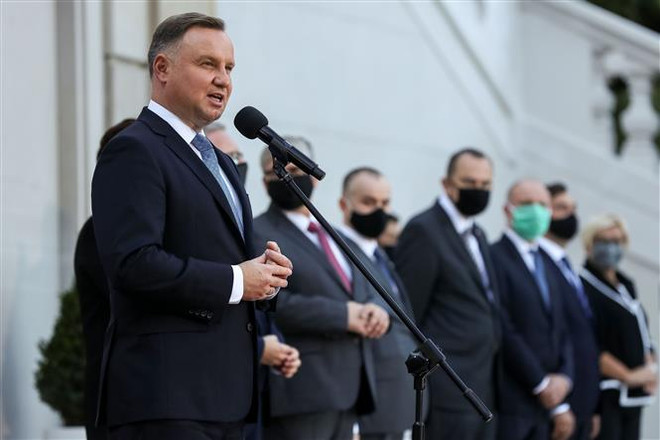 Tổng thống Ba Lan Andrzej Duda (trái) phát biểu tại lễ tuyên thệ nhậm chức nội các mới ở thủ đô Warsaw ngày 6/10. (Ảnh: AFP/TTXVN) Tổng thống Ba Lan xét nghiệm dương tính với virus SARS-CoV-2 ảnh 1
