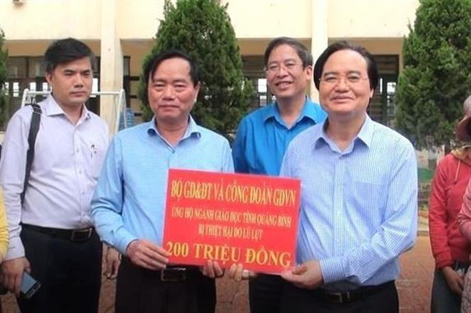 Bộ trưởng Phùng Xuân Nhạ trao hỗ trợ ngành giáo dục Quảng Bình khắc phục hậu quả mưa lũ. (Ảnh: Võ Dung/TTXVN) Thăm hỏi, động viên ngành giáo dục tại vùng lũ tỉnh Quảng Bình ảnh 2