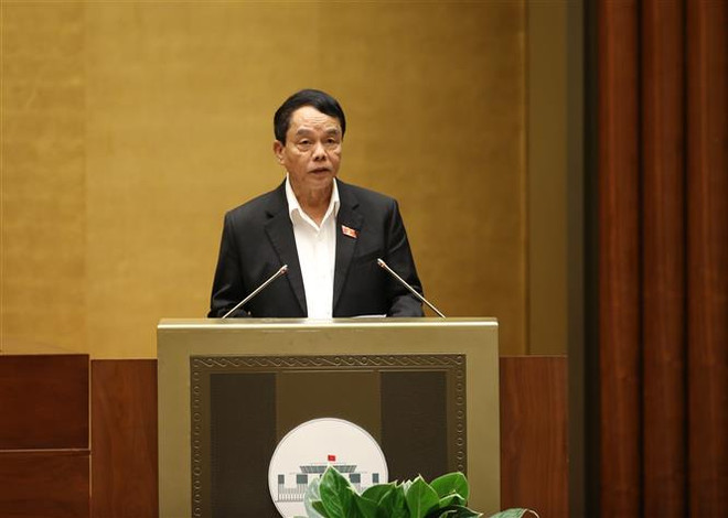 Chủ nhiệm Ủy ban Quốc phòng và An ninh của Quốc hội Võ Trọng Việt trình bày Báo cáo thẩm tra dự án Luật Bảo đảm trật tự, an toàn giao thông đường bộ. (Ảnh: Dương Giang/TTXVN) Cần thiết xây dựng Luật Bảo đảm trật tự an toàn giao thông đường bộ ảnh 2