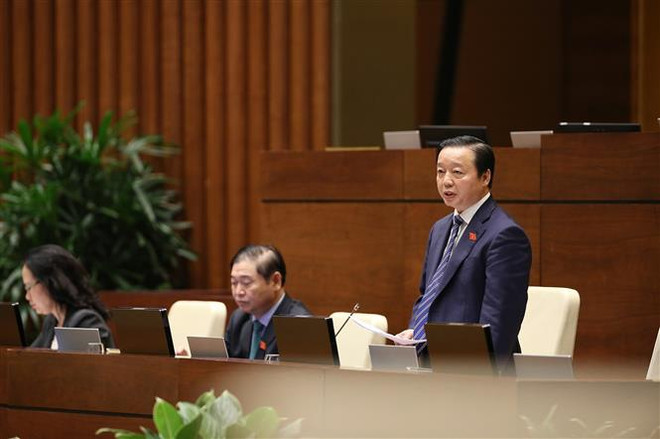 Bộ trưởng Bộ Tài nguyên và Môi trường Trần Hồng Hà báo cáo, làm rõ một số vấn đề đại biểu Quốc hội nêu. (Ảnh: Dương Giang/TTXVN) Cần quy định rõ trách nhiệm, nghĩa vụ nộp phí, thuế bảo vệ môi trường ảnh 1