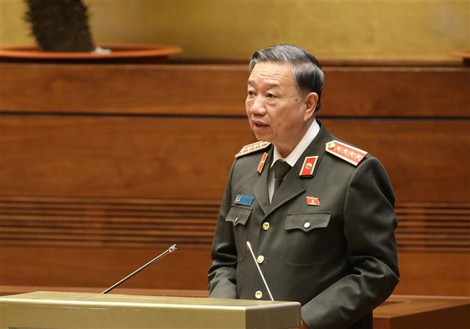 Bộ trưởng Bộ Công an Tô Lâm, thừa ủy quyền của Thủ tướng Chính phủ trình bày Tờ trình về dự án Luật Bảo đảm trật tự, an toàn giao thông đường bộ. (Ảnh: Dương Giang/TTXVN) Cần thiết xây dựng Luật Bảo đảm trật tự an toàn giao thông đường bộ ảnh 1